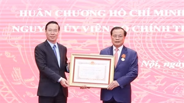 Trao tặng Nguyên Bí thư Thành ủy Hà Nội Phạm Quang Nghị Huân chương Hồ Chí Minh
