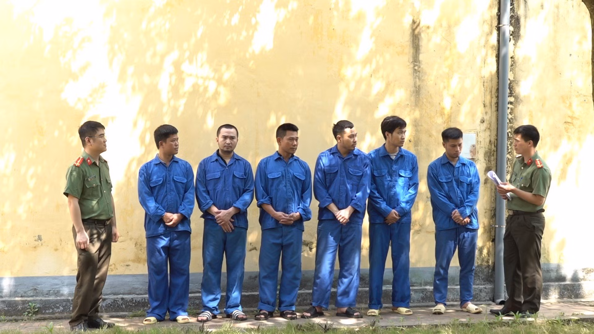 Triệt phá đường dây&nbsp;cá độ bóng đá trên 300 tỷ đồng -0