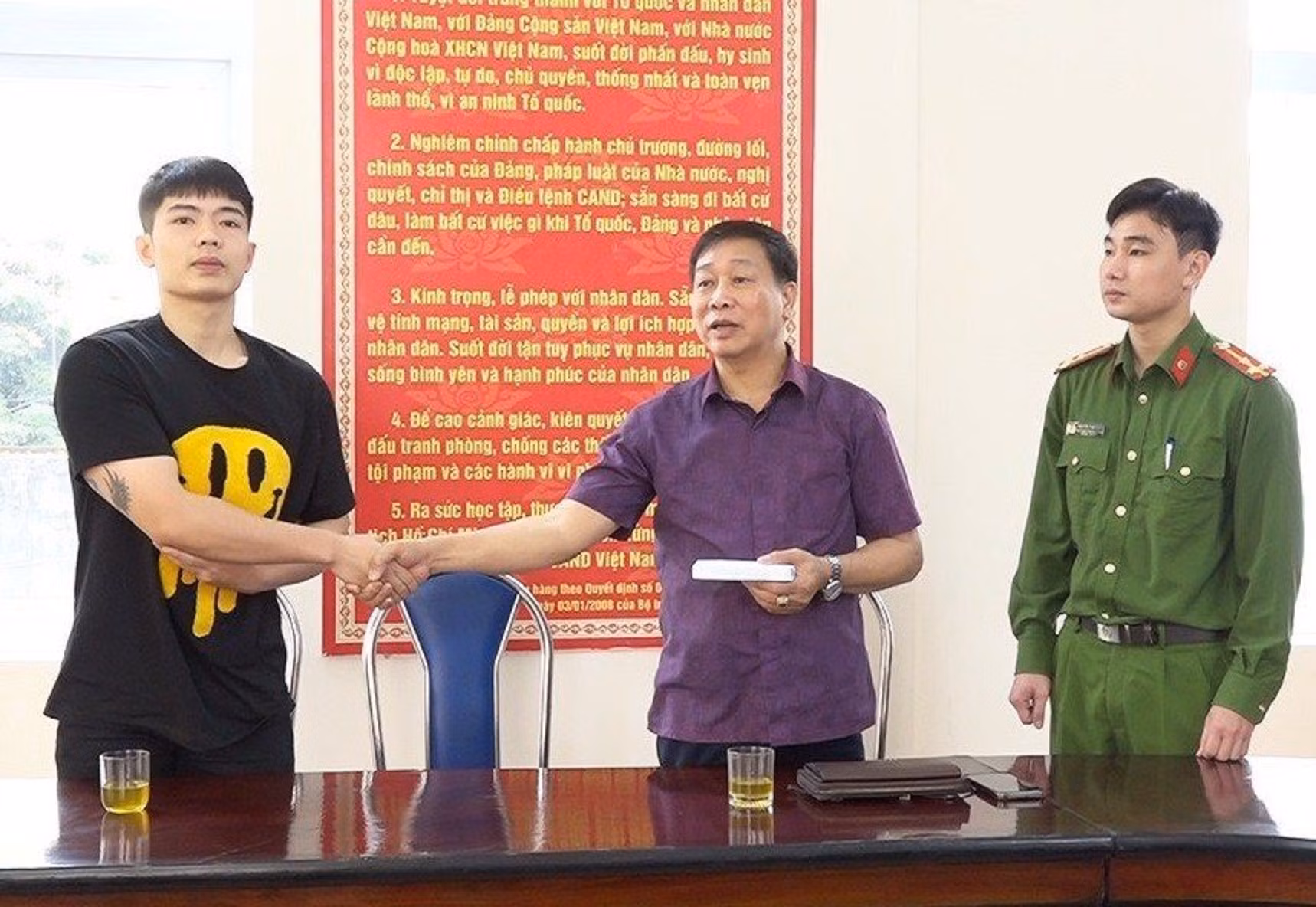 Đề nghị khen thưởng công dân trả lại gần một trăm triệu đồng cho người đánh rơi -0