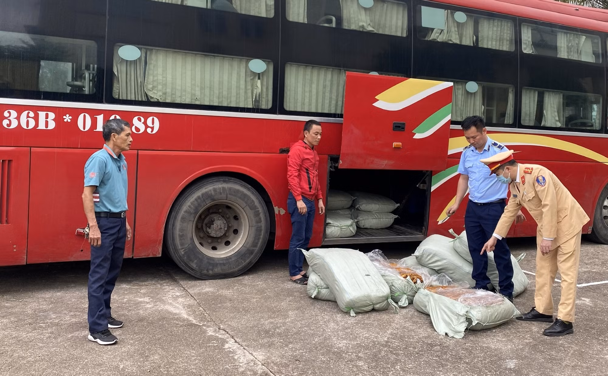 Phát hiện gần nửa tấn lòng lợn sấy khô ẩm mốc, chảy nước bốc mùi hôi thối -0