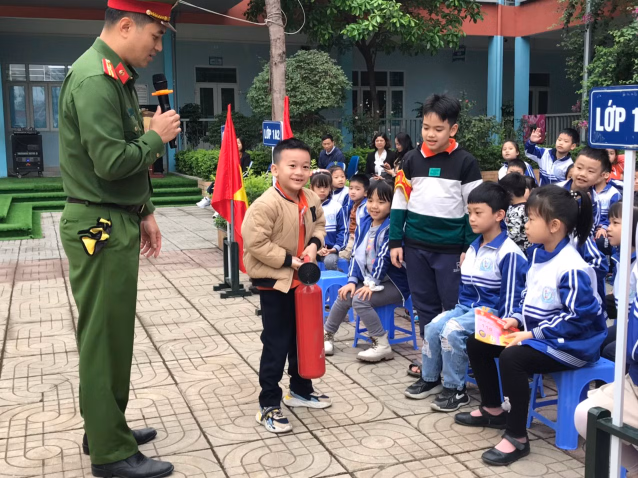 Hơn 1.000 học sinh tiểu học tham gia tập huấn kỹ năng PCCC và cứu nạn -0