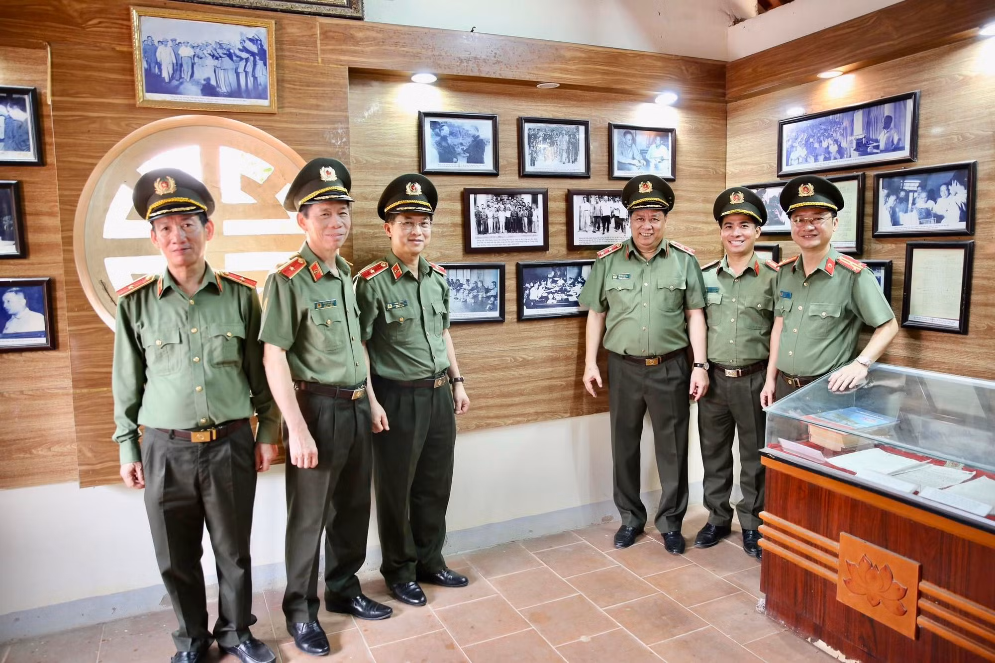 Học viện ANND về nguồn tại Khu di tích Kim Liên và dâng hương tưởng niệm cố Bộ trưởng Trần Quốc Hoàn -0