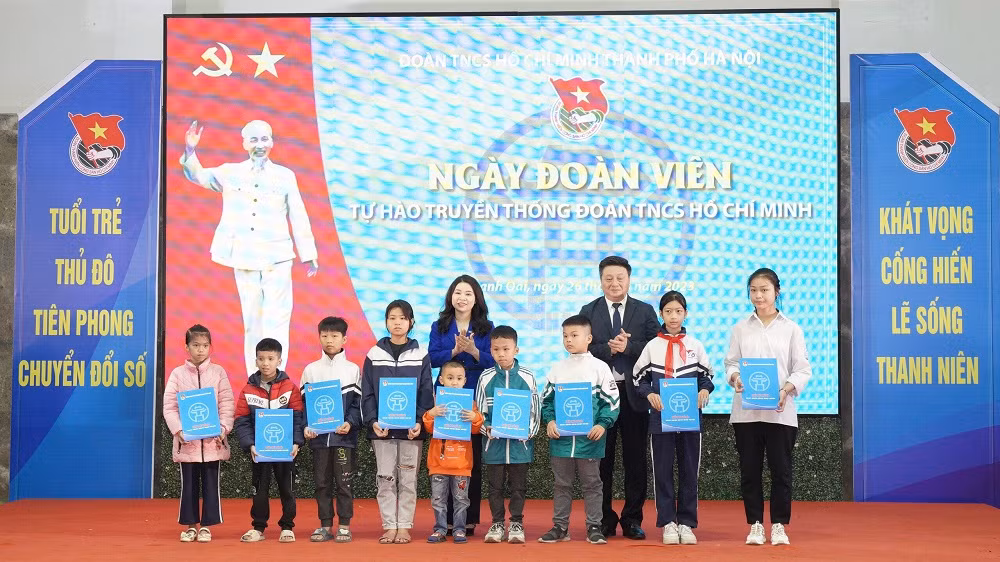 thành đoàn hà nội tặng 20 suất quà cho các em thiếu nhi (ảnh 1).jpg -0