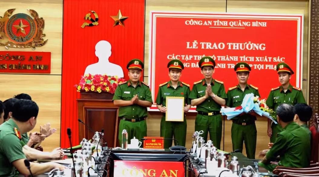 Bộ Công an khen thưởng đột xuất Công an thành phố Đồng Hới -0