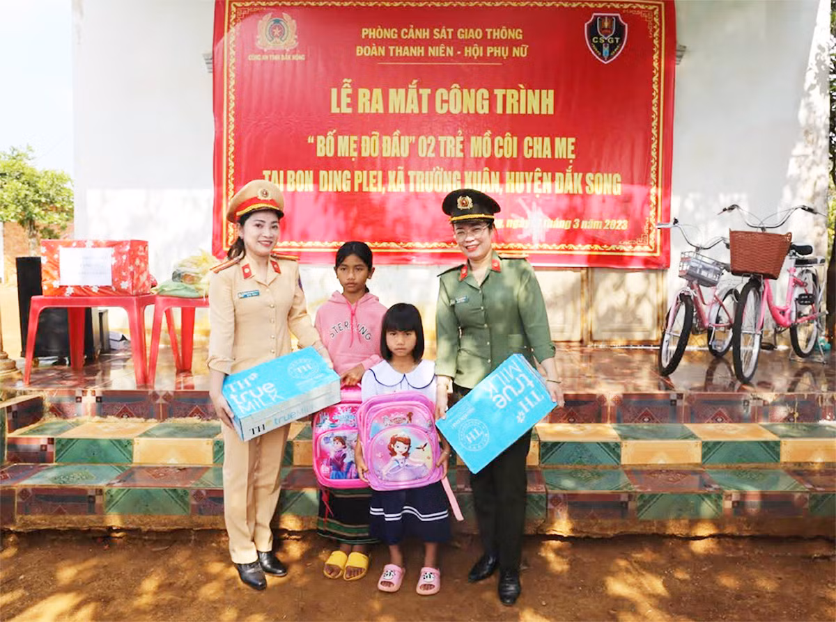 CSGT Công an Đắk Nông ra mắt công trình “Bố, mẹ đỡ đầu”&nbsp; -0