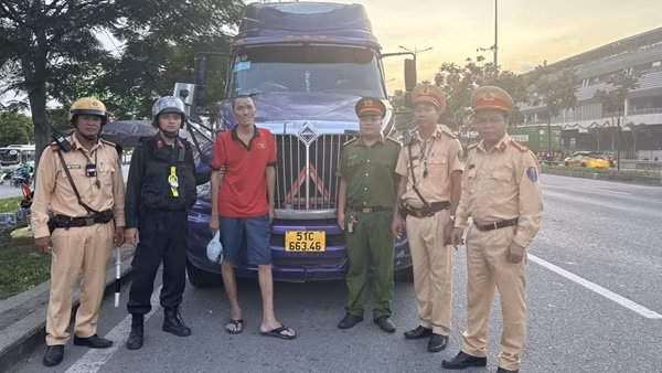 CSGT&nbsp;Công an TP Hồ Chí Minh xử lý 11 tài xế dương tính với ma túy trên QL1