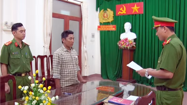 Khởi tố đối tượng khai thác cát sông trái phép