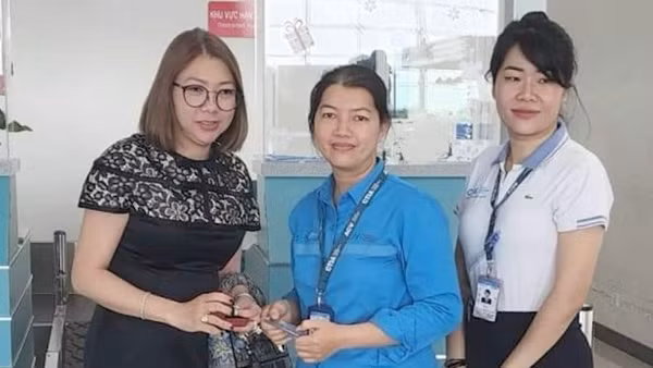 Nữ lao công trao trả viên kim cương hơn nửa tỷ đồng cho hành khách