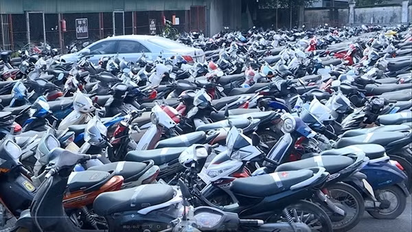 Nhức nhối thực trạng quá tải bãi giữ xe vi phạm
