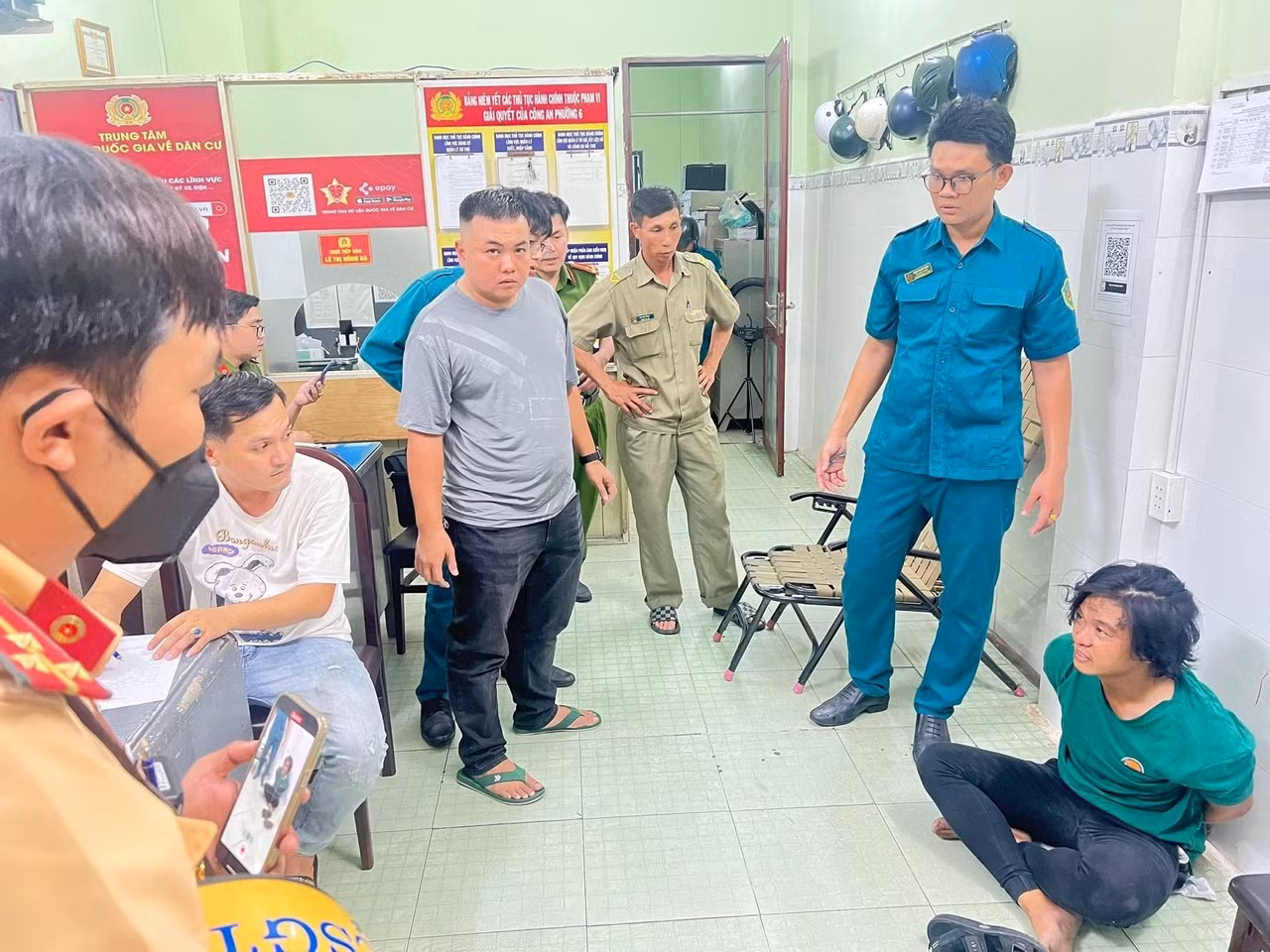 Camera ghi lại hình ảnh nghi can chở can xăng đến sát hại 3 người trong hẻm -2