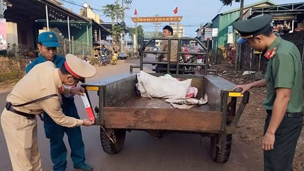Dán phản quang cho xe công nông, giảm thiểu tai nạn giao thông
