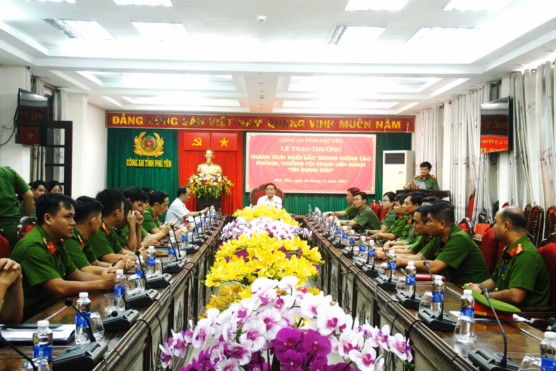Chủ tịch UBND tỉnh Phú Yên khen thưởng Công an triệt xóa nhiều nhóm tội phạm “tín dụng đen” -0