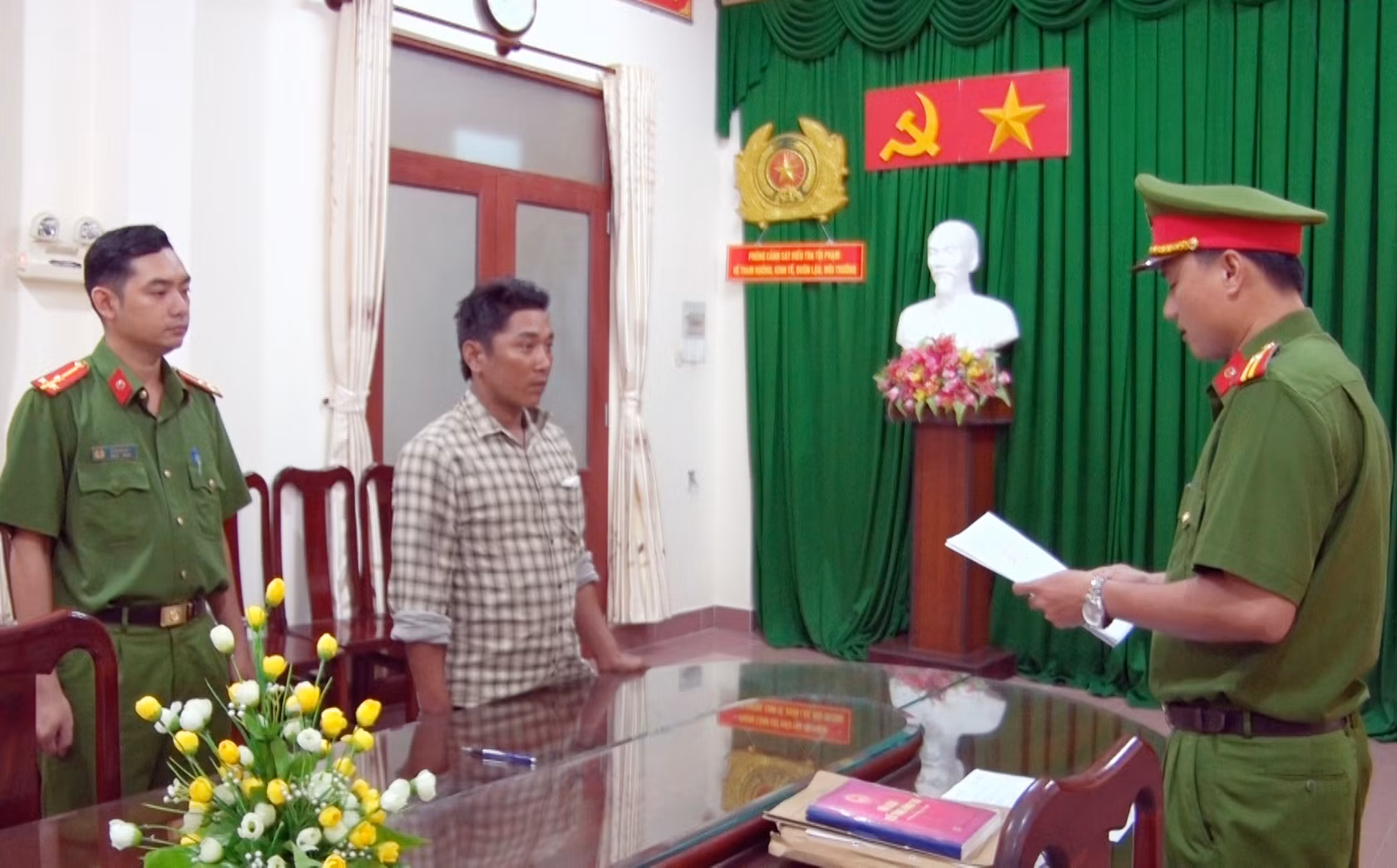Khởi tố đối tượng khai thác cát sông trái phép -0