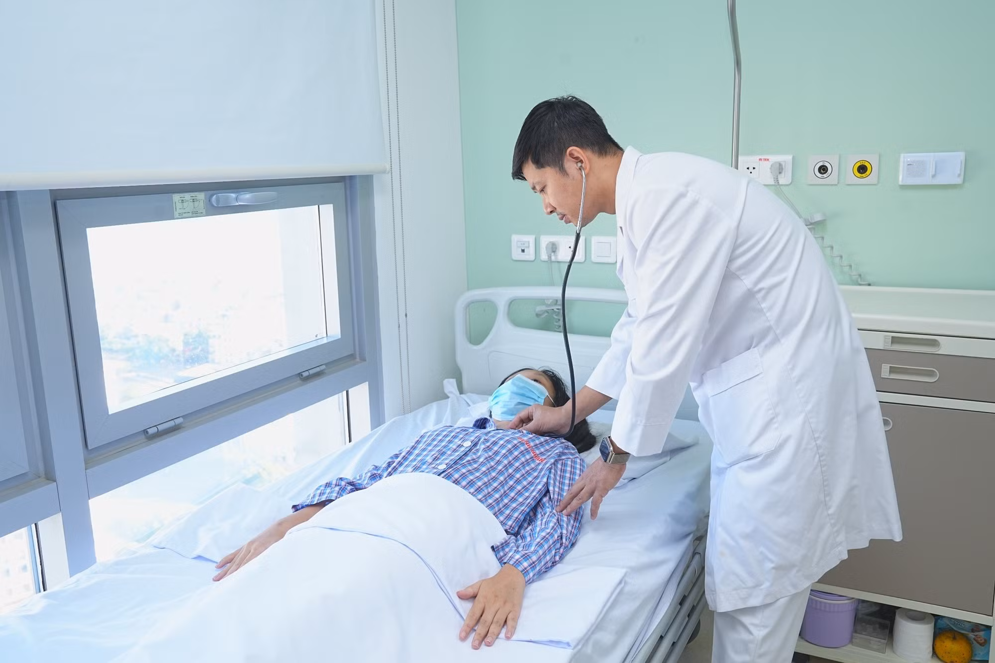 Thiếu nữ bị tai nạn giao thông đứt phế quản được cứu sống -0