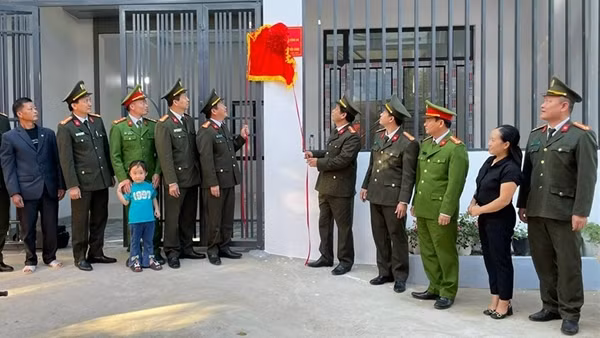 Khánh thành và trao nhà nghĩa tình đồng đội