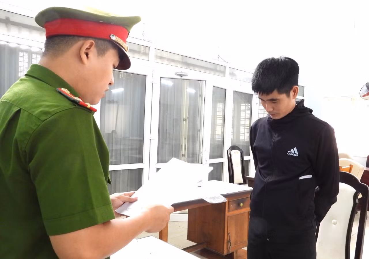 Nhân viên ngân hàng lừa đồng nghiệp tiền tỷ để trả nợ, chơi game -0