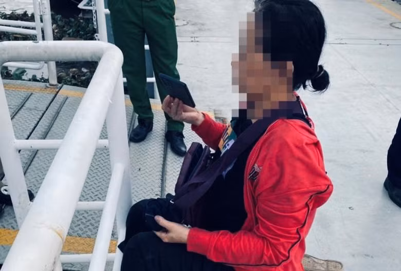 Thuyền trưởng và du khách nước ngoài cứu người phụ nữ nhảy sông Sài Gòn -0