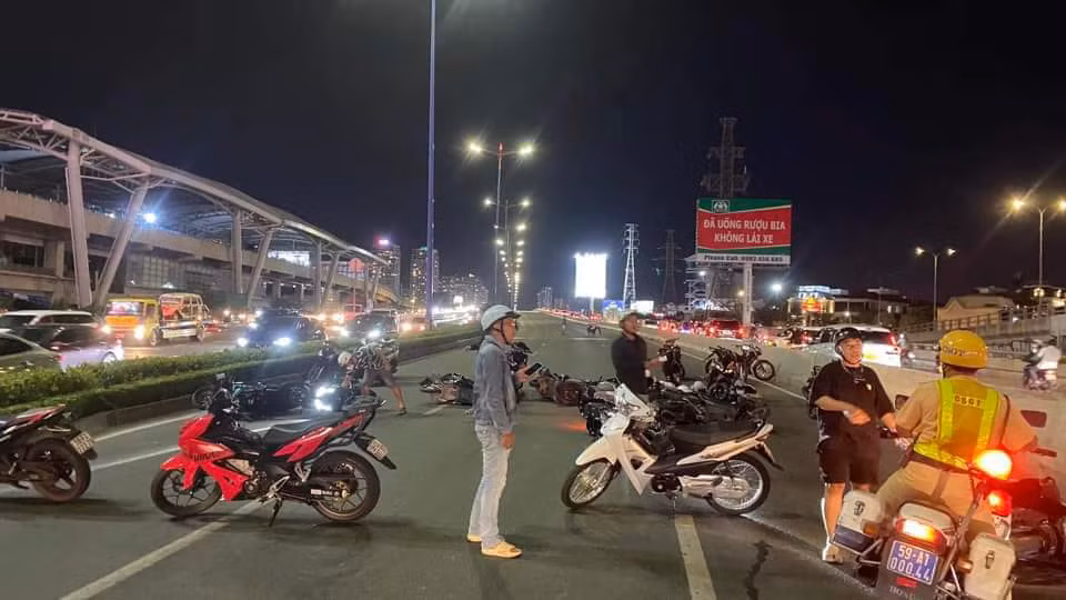 Thông tin chính thức về vụ 40 thanh thiếu niên tụ tập đua xe trên cầu Sài Gòn -0