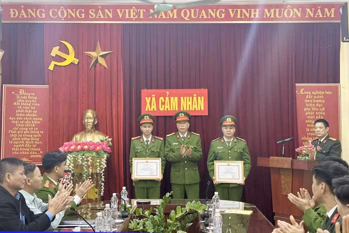 Lãnh đạo Công an tỉnh Yên Bái thăm và tặng giấy khen cán bộ bị thương khi thi hành công vụ -0