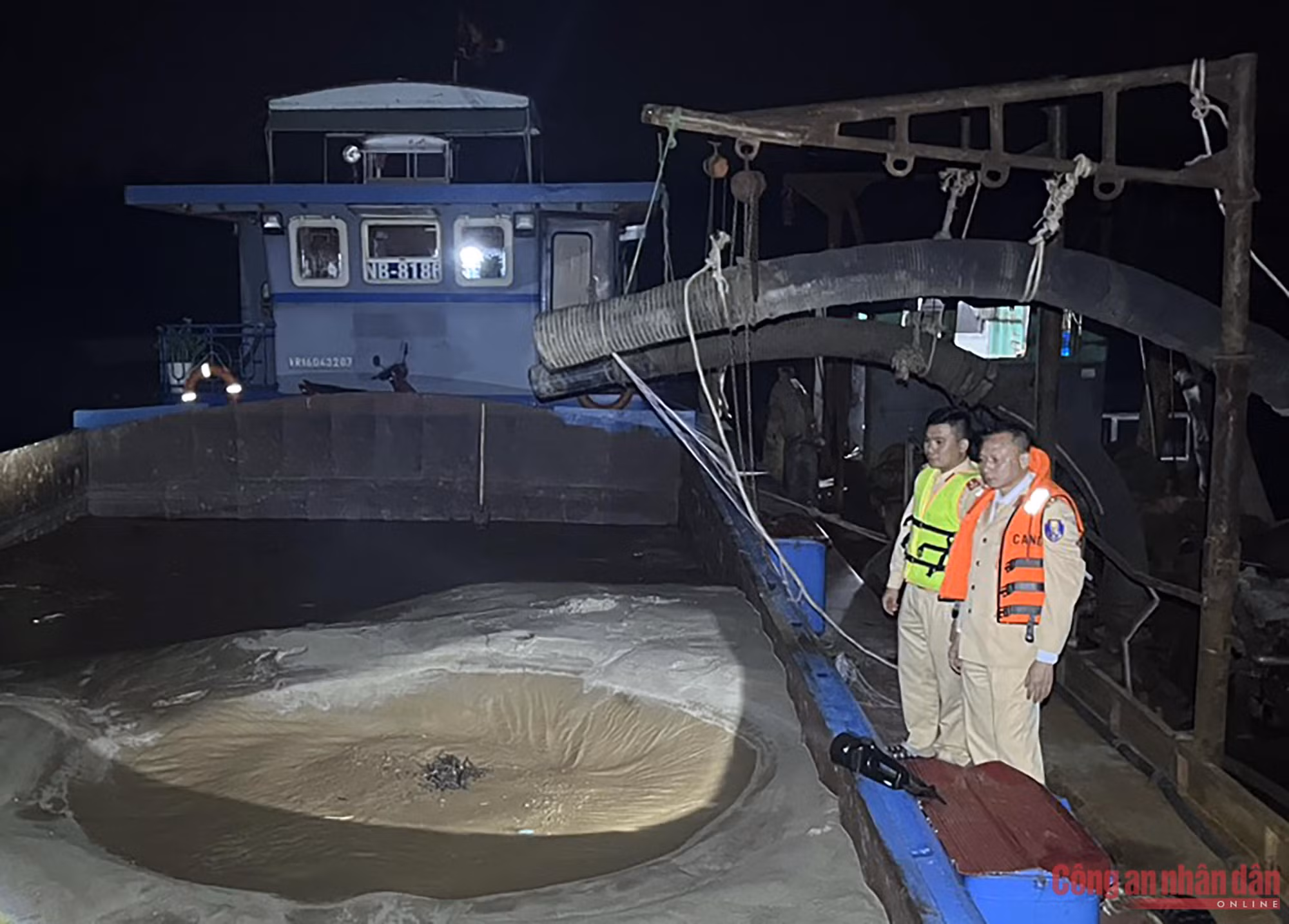 Cảnh sát bắt 2&nbsp;tàu hút cát trái phép ở Bà Vì -0