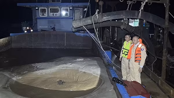 Cảnh sát bắt 2&nbsp;tàu hút cát trái phép ở Ba Vì