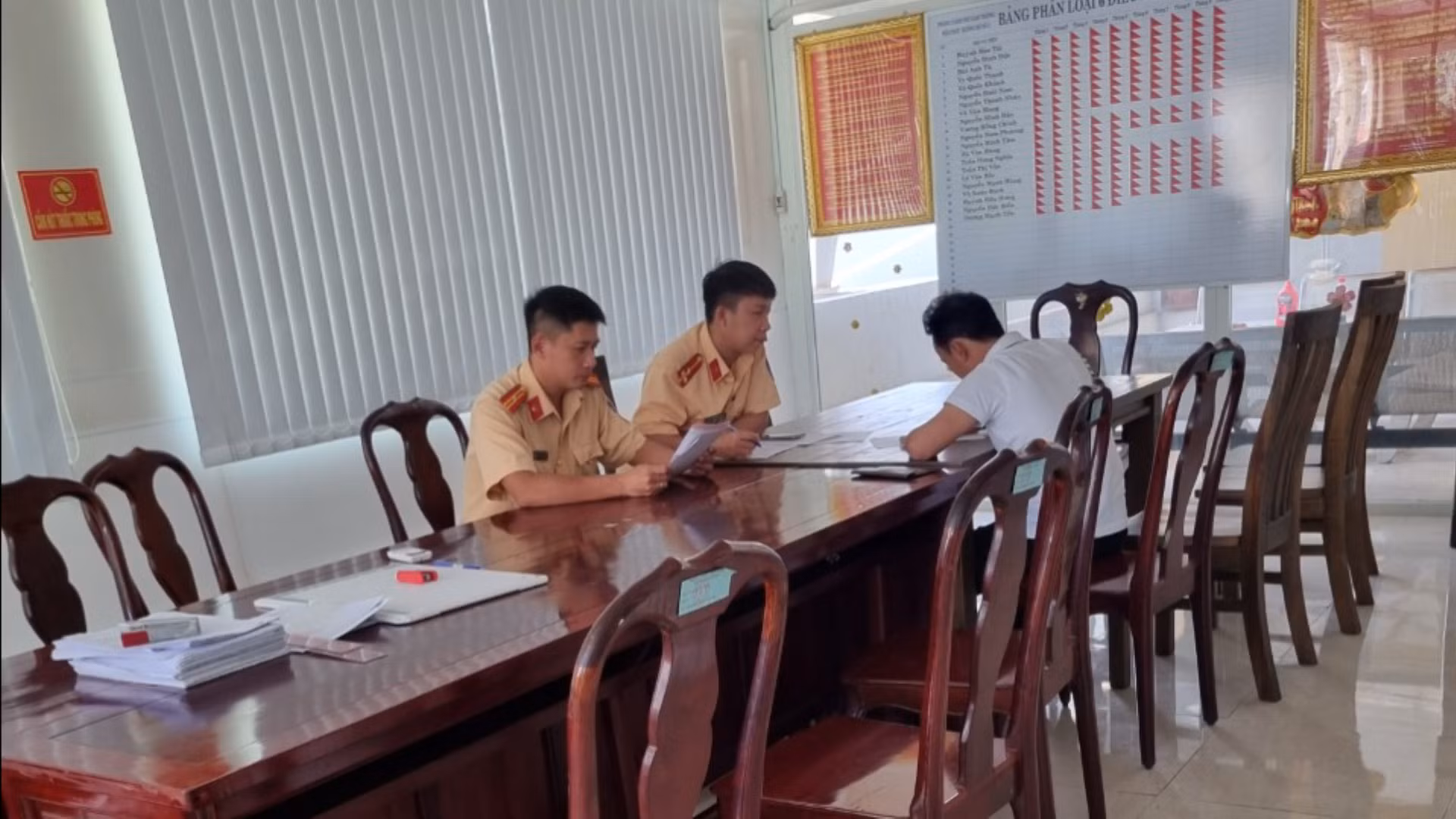 Tước giấy phép lái xe với tài xế chở 2 trẻ em ngồi trên nóc xe -0