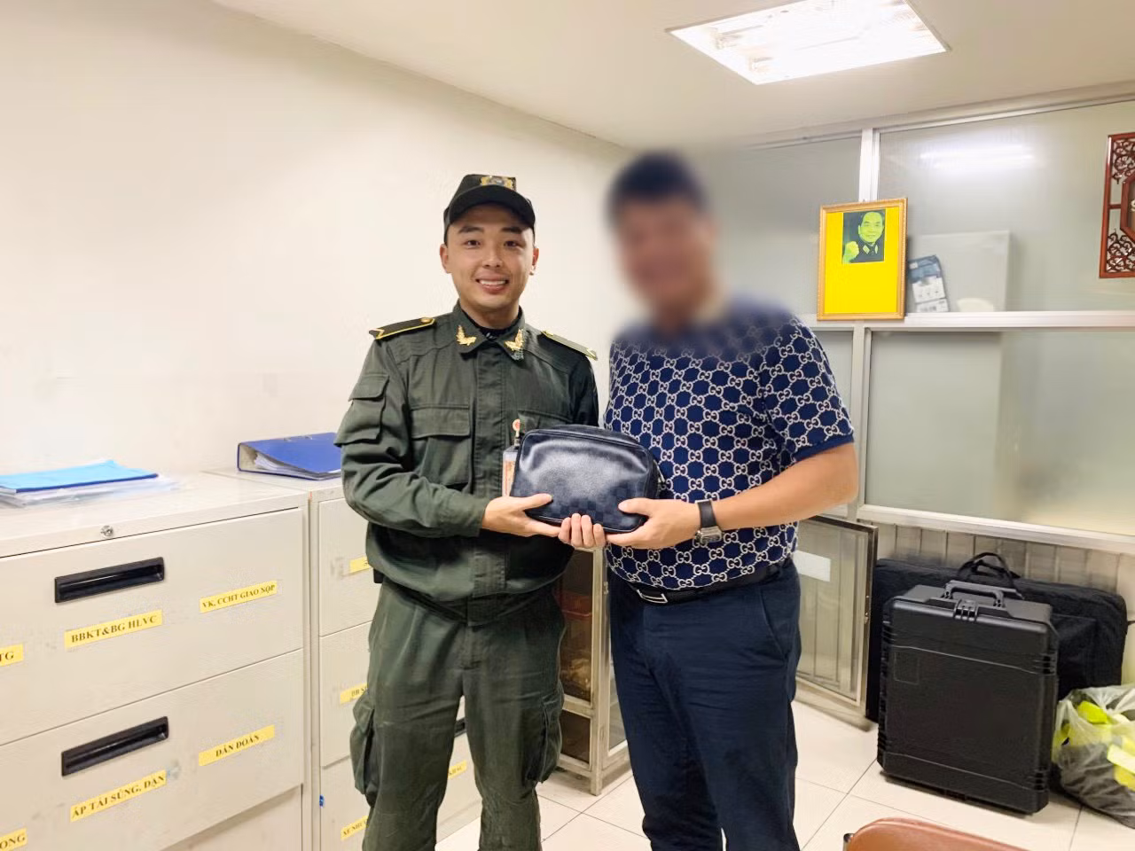 Trao trả ví chứa hơn 100 triệu đồng khách để quên trên xe đẩy ở sân bay -0