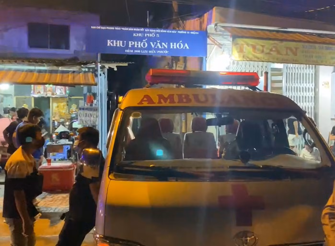 Xuất hiện hình ảnh nghi can mặc áo xe ôm công nghệ chở can xăng 20 lít đến nhà nạn nhân -0