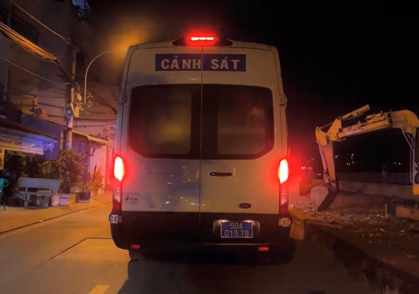 Tạm giữ kẻ sát hại người phụ nữ rồi phóng hỏa đốt nhà làm 2 cháu bé tử vong -1