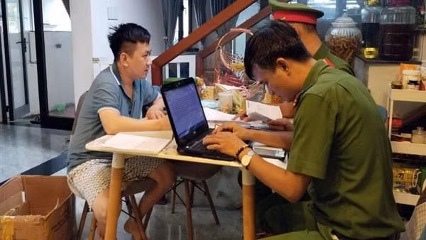Núp bóng mua bán đồ điện gia dụng để mua bán linh kiện chế tạo súng
