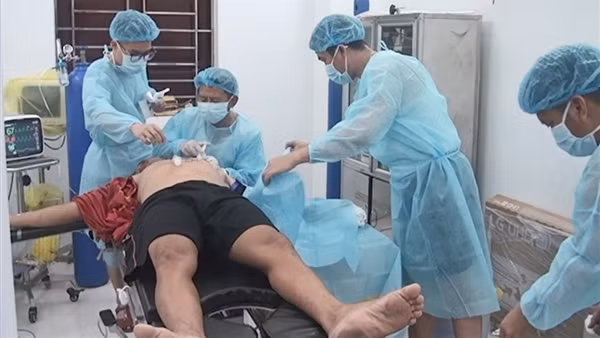 Bệnh xá đảo Sinh Tồn phẫu thuật cấp cứu ngư dân bị dập nát một bàn tay