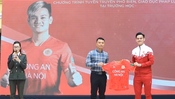 Đội trưởng CLB Công an Hà Nội "trổ tài" tâng bóng tại Trường THPT Việt Đức