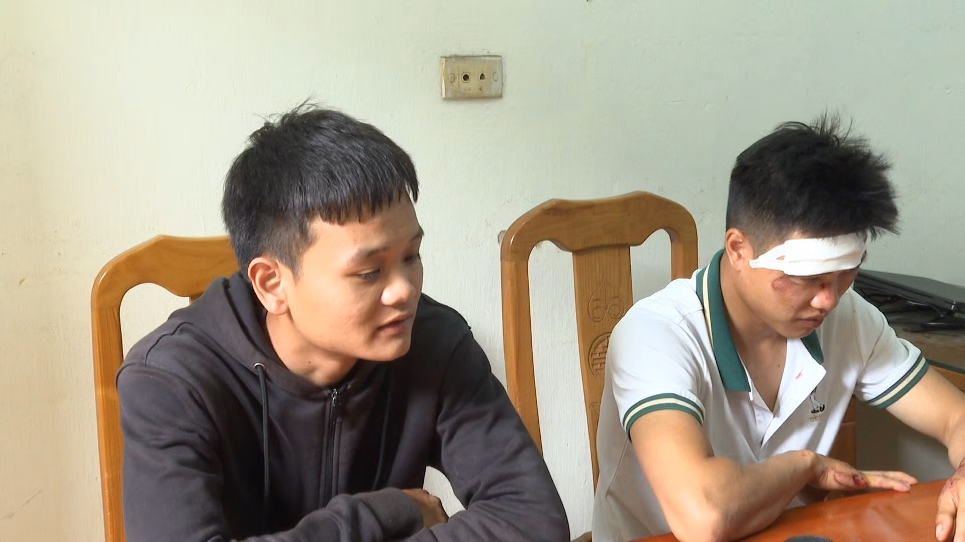 Xe máy kẹp ba, không đội mũ bảo hiểm, lao thẳng về phía tổ công tác -0