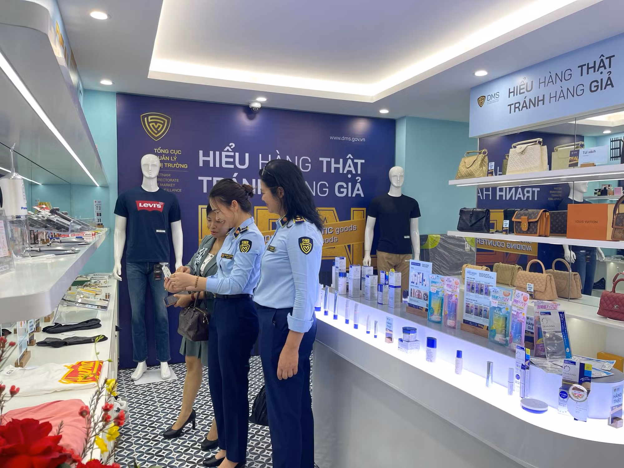 Hướng dẫn người dân phân biệt túi xách, nước hoa, đồ gia dụng thật và giả -0