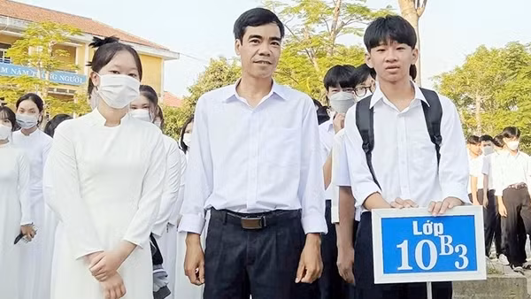Thầy giáo dũng cảm cứu nhiều người thoát chết giữa dòng nước lũ