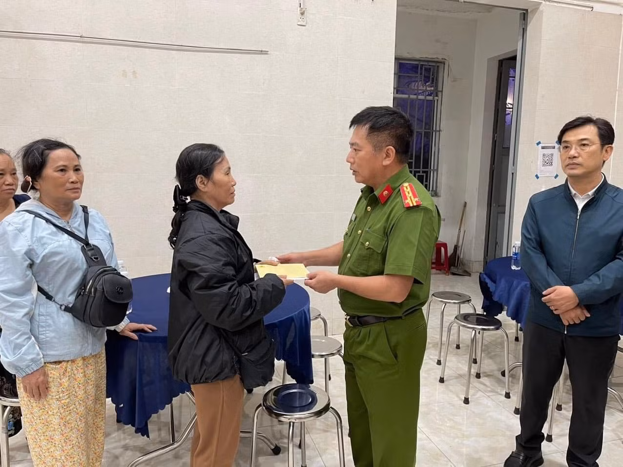 Công an Đà Nẵng hỗ trợ gia đình nhân viên bảo vệ tử vong trong vụ cướp ngân hàng -1