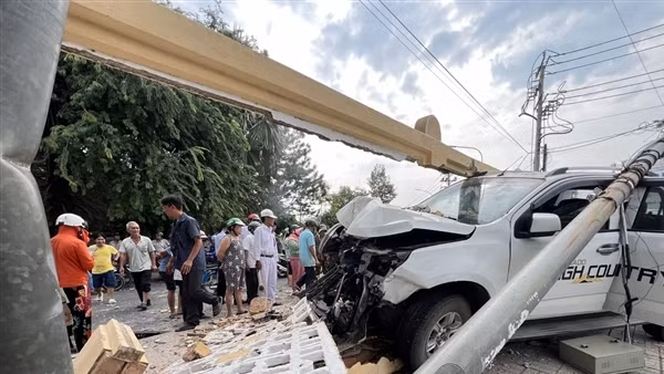 Ô tô “điên” đâm tử vong người đi xe máy dừng đèn đỏ