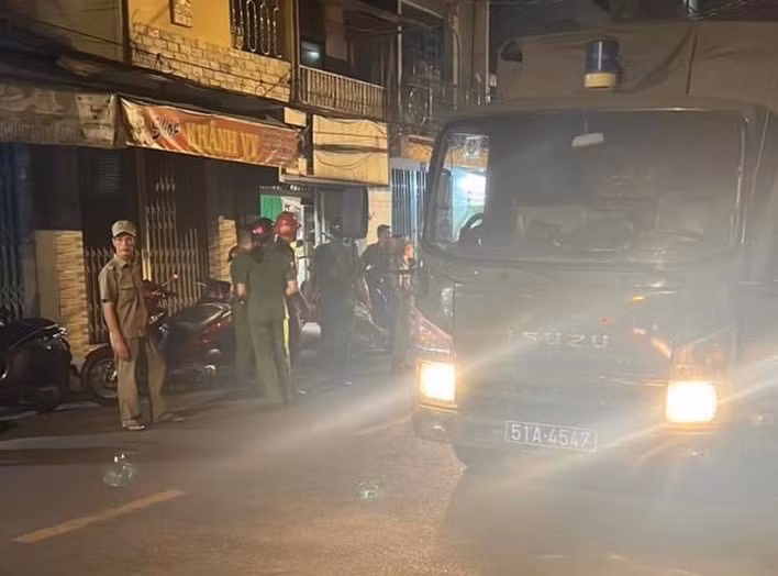 Giải cứu nam thanh niên nghi ăn trộm bị mắc kẹt giữa khe hở của 2 bức tường nhà dân -0