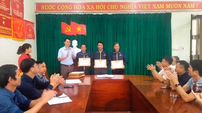 Khen thưởng bảo bệ ngăn chặn kịp thời người tự tử -0