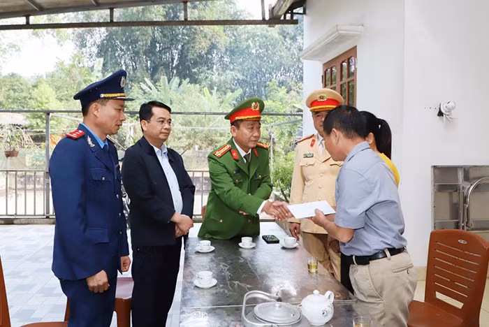 Thăm hỏi, hỗ trợ gia đình các nạn nhân bị tai nạn giao thông -0