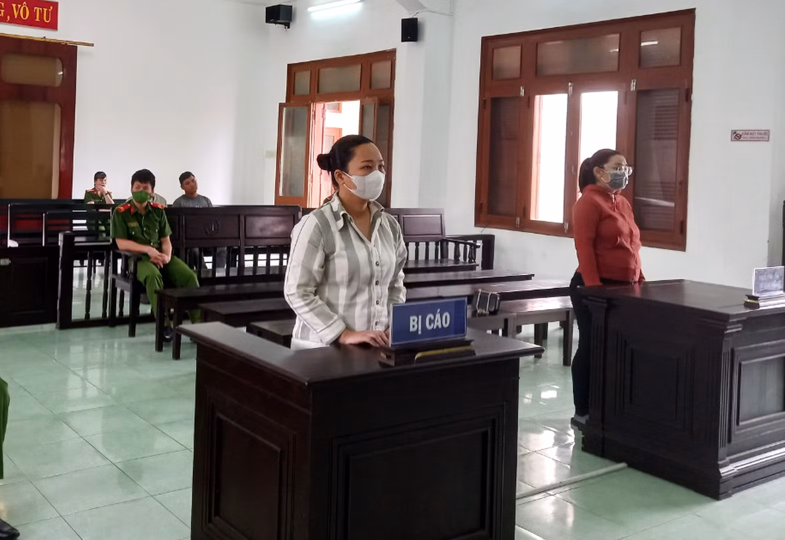  Hai lần diễn trò lừa đảo một nữ bị cáo lãnh chồng án… năm tù -0