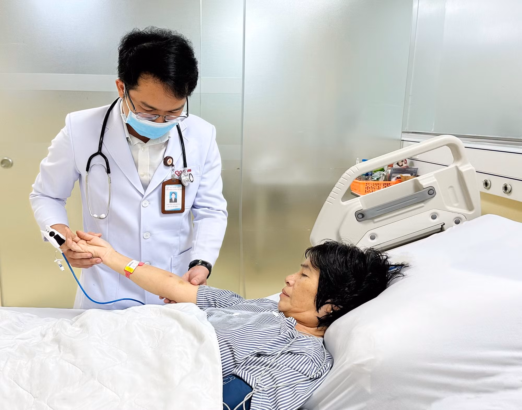 Cứu sống nữ bệnh nhân bị ong bắp cày đốt nguy kịch -0
