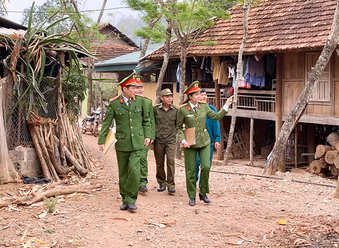 Nữ Công an xã được dân bản tin yêu -0