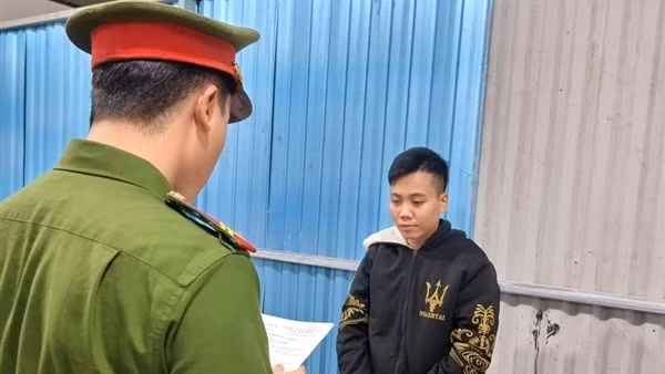 Dùng bình hơi cay tấn công Cảnh sát