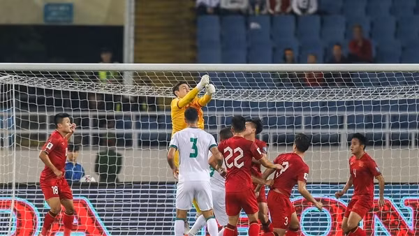 Thua Iraq, HLV Troussier than sân Mỹ Đình kém khiến tuyển Việt Nam khó kiểm soát bóng
