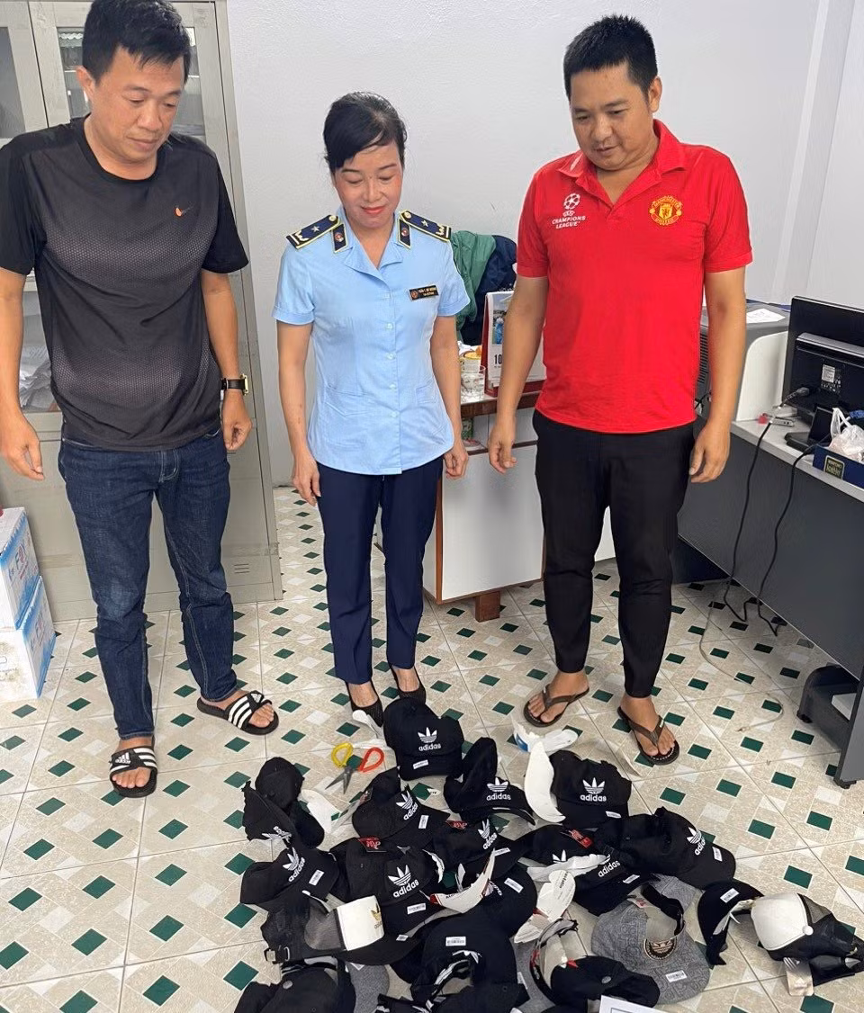 Phát hiện hàng loạt cửa hàng thời trang bán sản phẩm mạo nhái thương hiệu tại Đà Nẵng -0