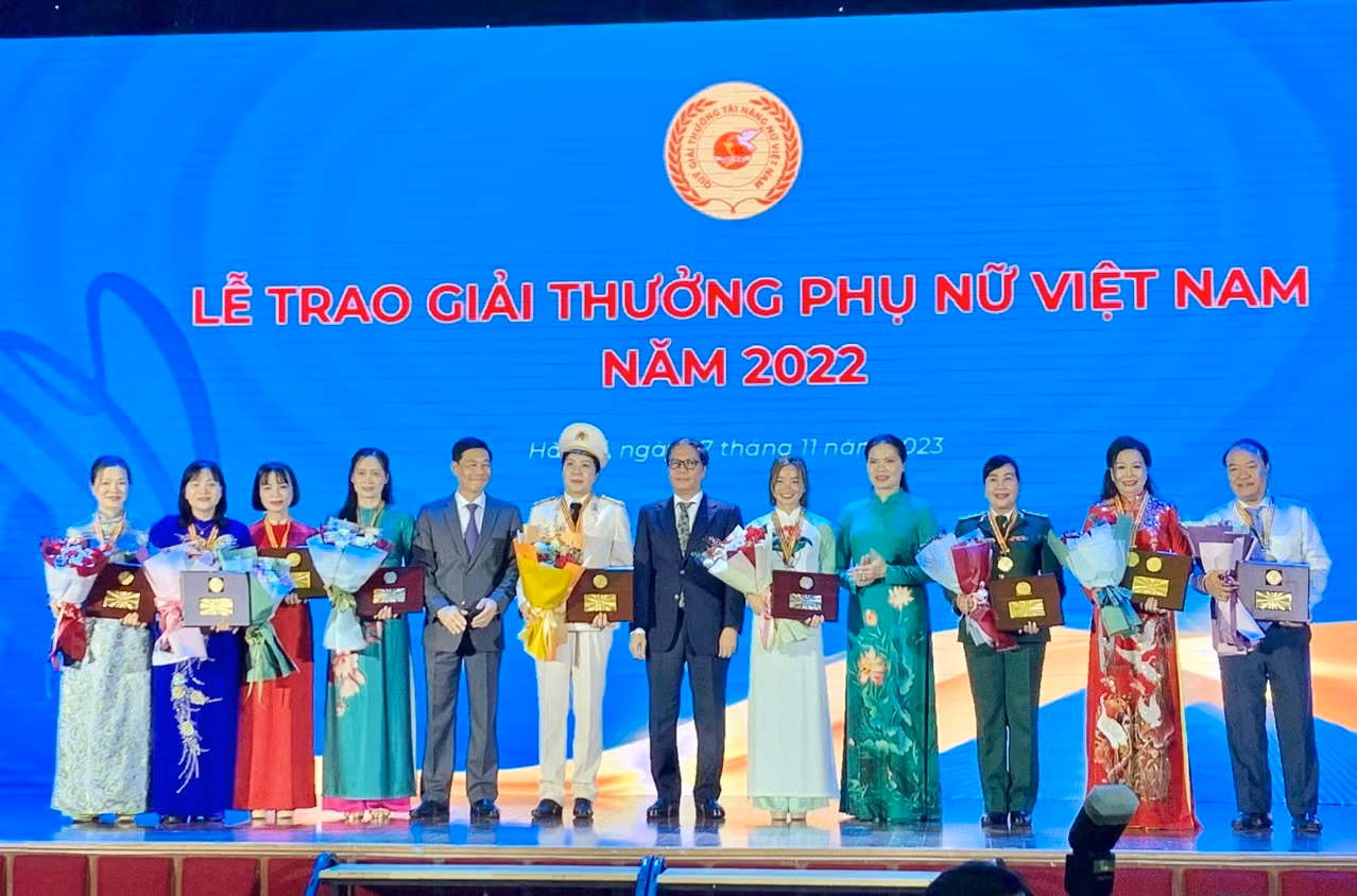 Tôn vinh những đóng góp thầm lặng, sáng tạo của phụ nữ Việt Nam -0
