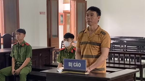 Tạt xăng đốt vợ cũ, lĩnh 8 năm tù