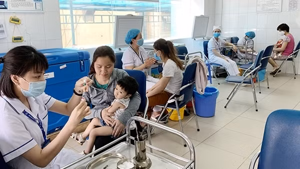 Bao giờ hết tình trạng thiếu vaccine tiêm chủng mở rộng?
