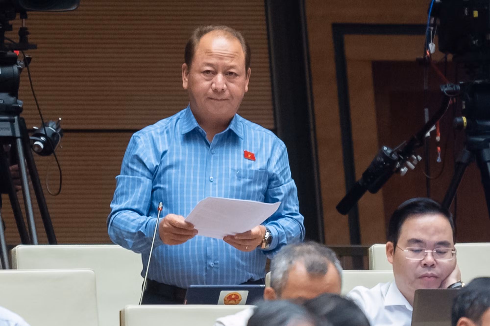 Đại biểu Sùng A Lềnh phát biểu ý kiến.